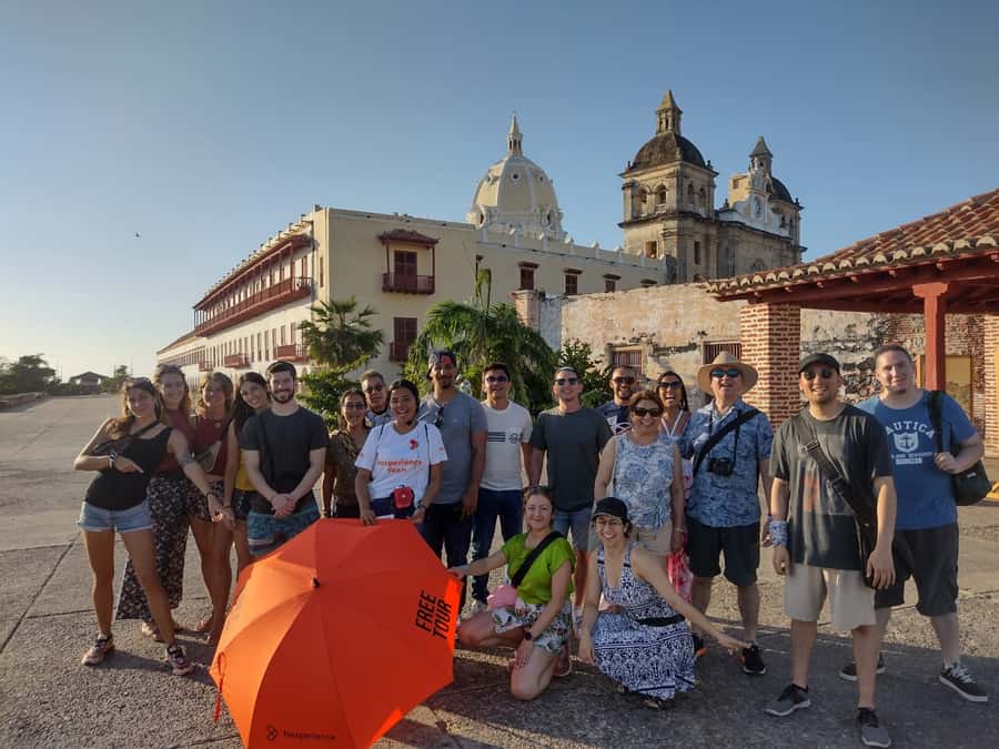 Cartagena: Historic Center and Getsemaní Shared Walking Tour - Plaza Bolívar and a pause among the trees