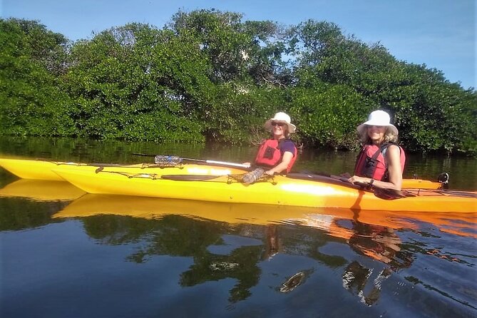 Cartagena In Kayak - Passing the old wall and Fort San Sebastián de Pastelillo