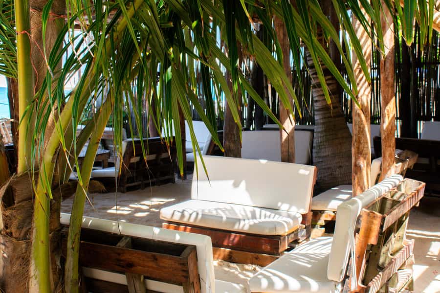 Cartagena: Isla Baru Beach Club at Playa Blanca - Vendors, jet skis, and the public-beach reality