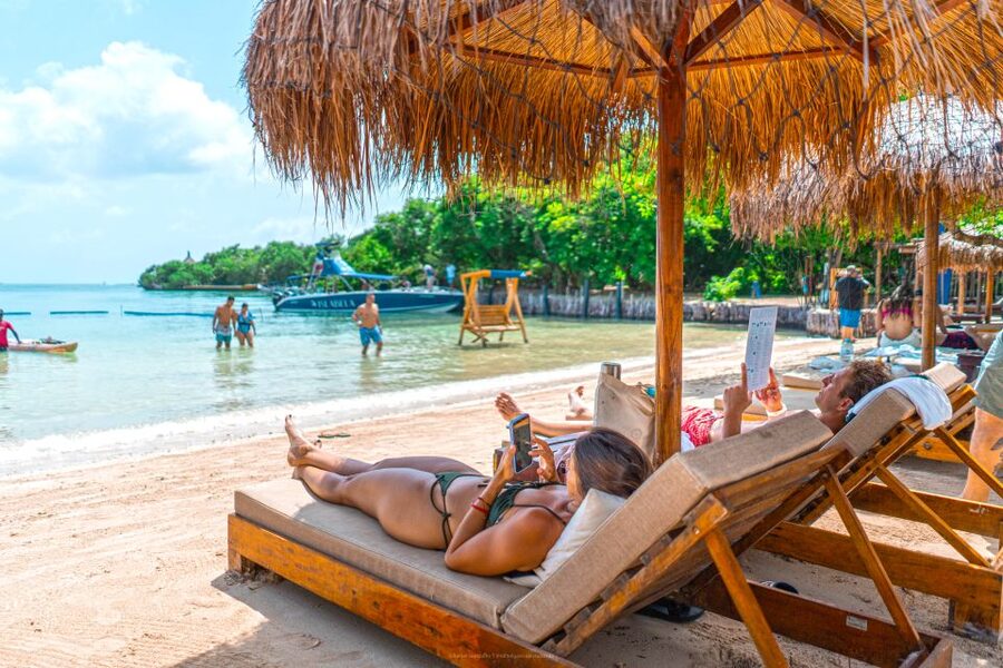 Cartagena: Islabela Islands Boat Trip with Lunch & Cocktail - Lunch choices and a slower island afternoon