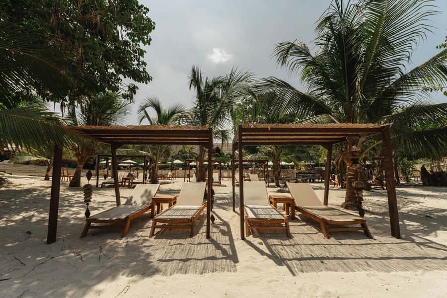 Cartagena: Makani Luxury Beach Club Day Pass - Premium Spaces and Their Extra Costs