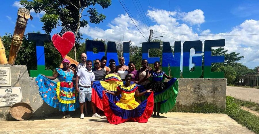 Cartagena: Palenque´s tour, dance show, lunch, pick-Up inclu - The Kid Pambelé monument and local stories