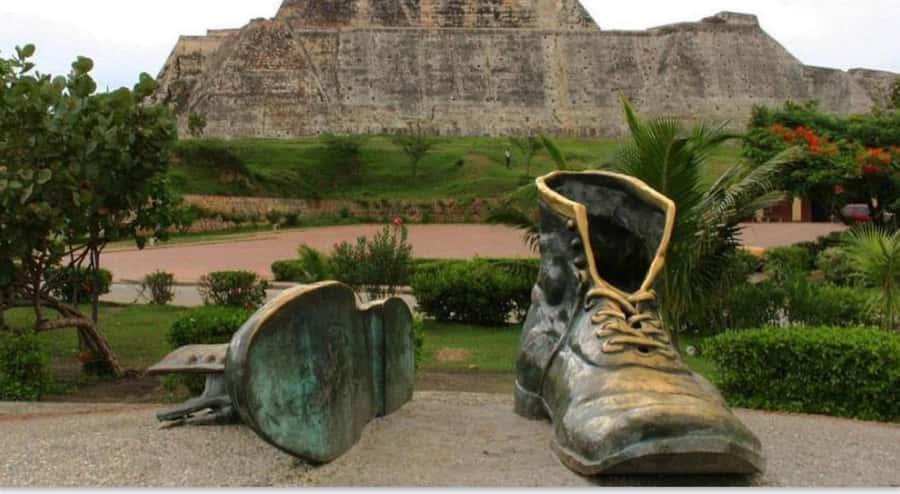 Cartagena: Panoramic City Tour, Monuments, Walls, Castle - India Catalina and the Old Shoes monument