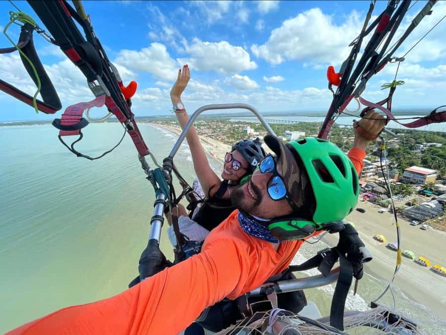 Cartagena: Paratriking Flight from the Beach - Ten minutes or fifteen minutes above Cartagena