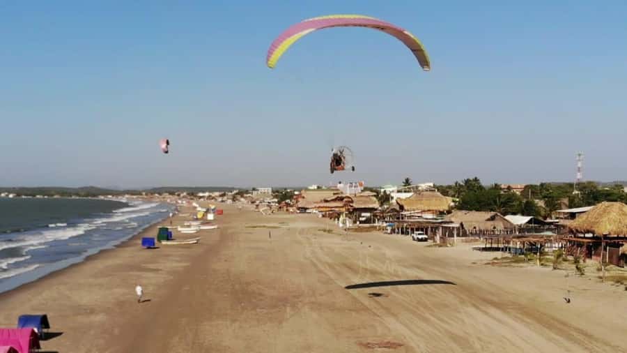 Cartagena: Paratriking Flight from the Beach - Who will enjoy this most