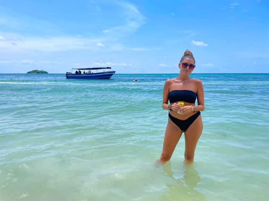 Cartagena: Playa Tranquila Day Trip with Lunch by boat - Speedboat views on the way to Isla Baru