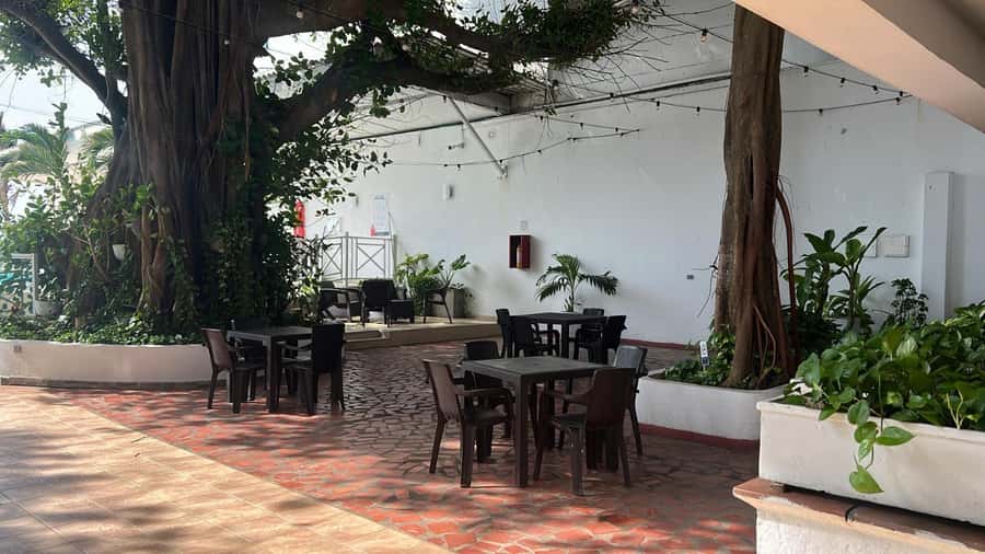 Cartagena: Pool day at Hotel Playa Club in front of the sea in Bocagrande - Is $40 a fair price?