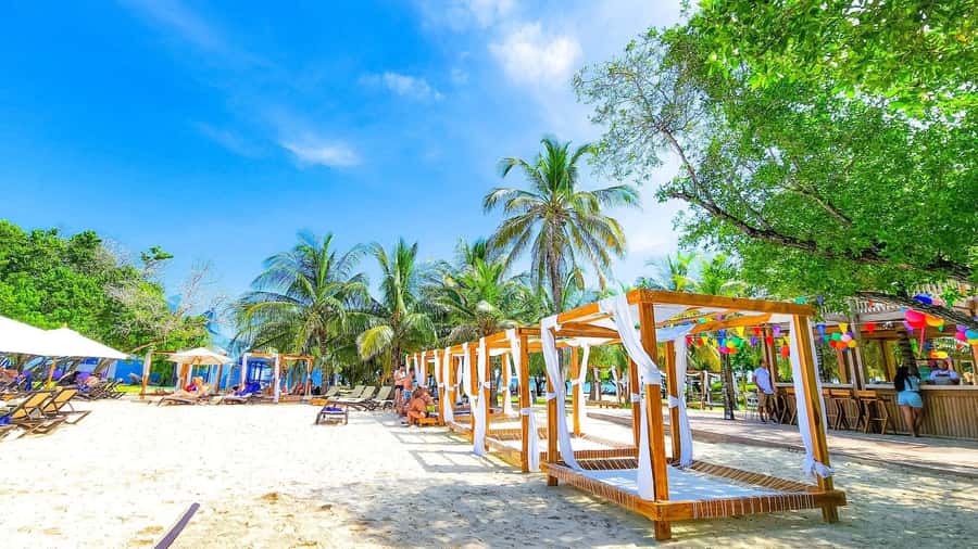 Cartagena: Rosario de Mar day use with lunch and welcome drink - Rosario de Mar and its limited daily entry