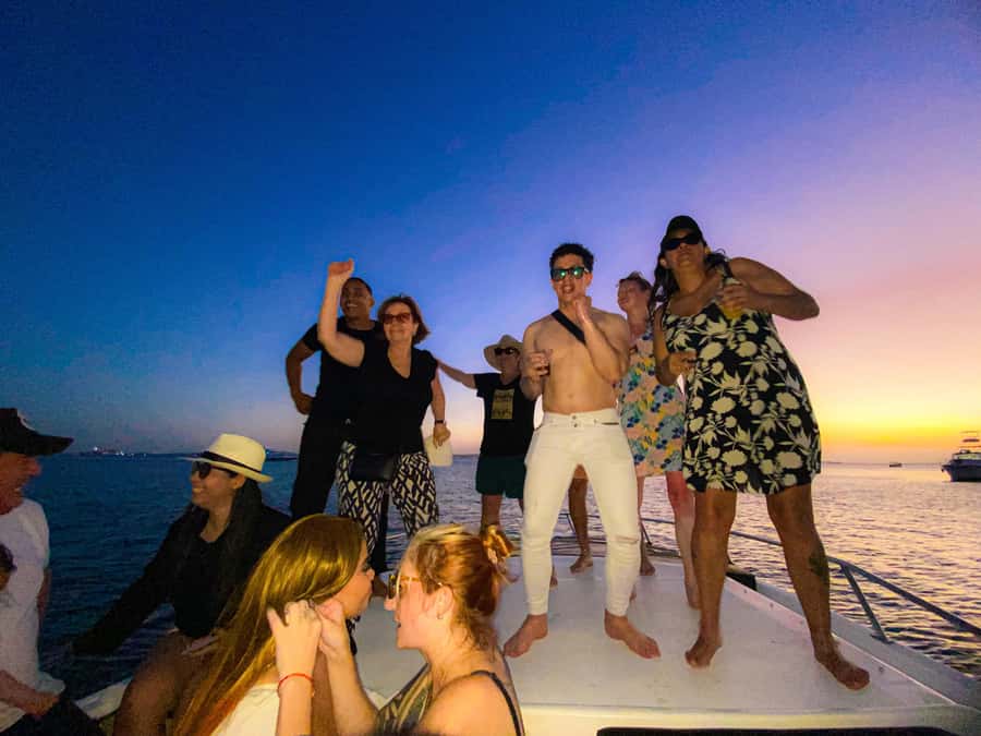 Cartagena: Speed Boat Party on the Bay with open bar - How punctual service affects the night