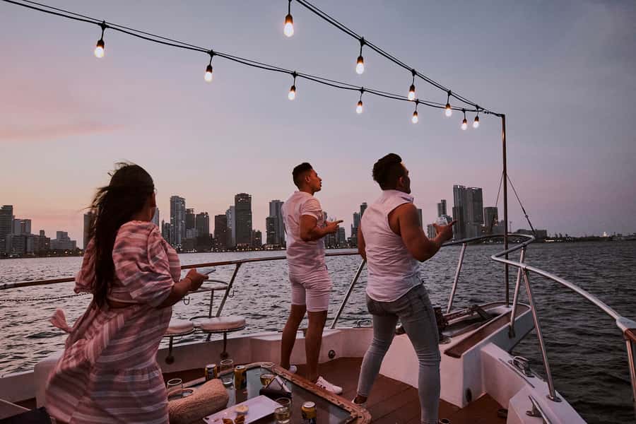 Cartagena: Sunset Cruise with Open Bar - The first 30 minutes: Bocagrande and the lighthouse