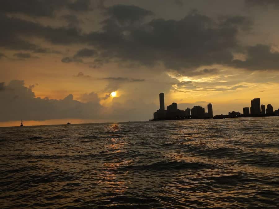Cartagena: Sunset in boat in the bay with music and liquor - Who will enjoy this boat party most
