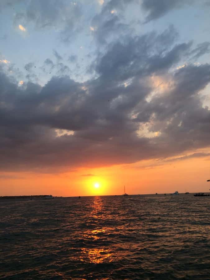 Cartagena: Sunset in boat in the bay with music and liquor - A closer look at the atmosphere