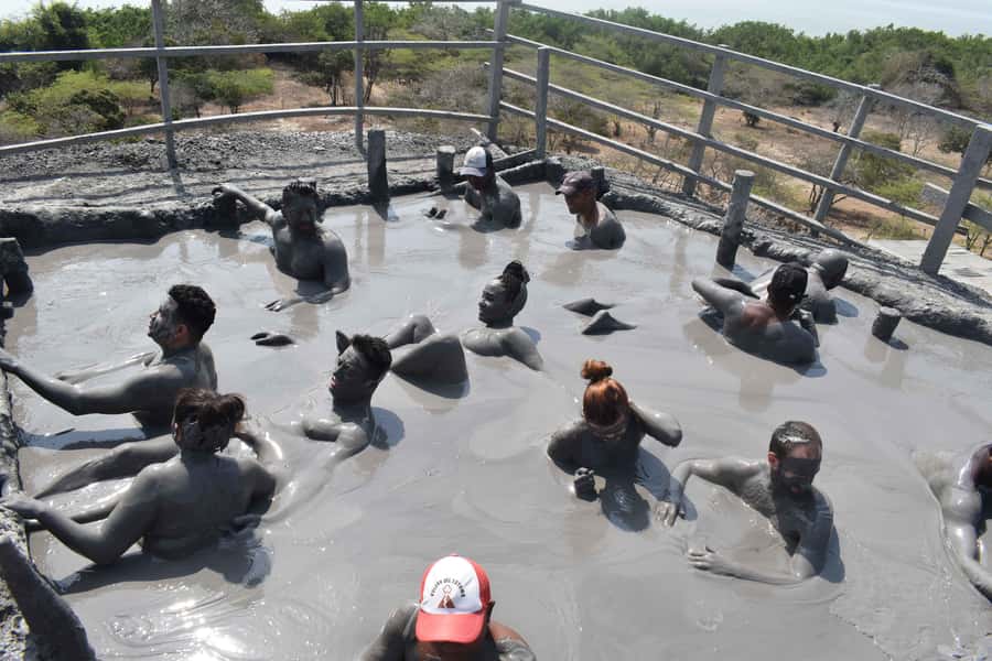 Cartagena: Visit the Totumo Volcano and bathe in mud - A regional snack and time to dry off