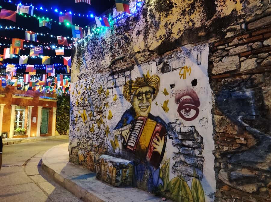 Cartagena: Walled City and Getsemani Shared Walking Tour - Las Bovedas and Cartagena’s defensive character