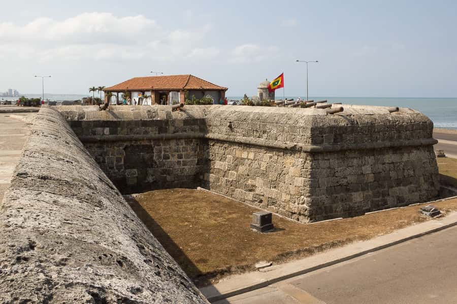 Cartagena: Walled City & Getsemani Private Tour - Narrow streets and colonial houses