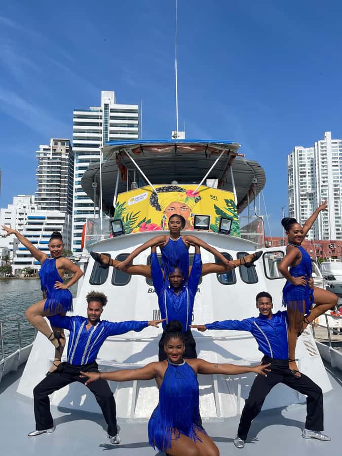 Cartagena: White Night Boat Tour with Dinner and Open Bar - A festive evening begins at Muelle de la Bodeguita