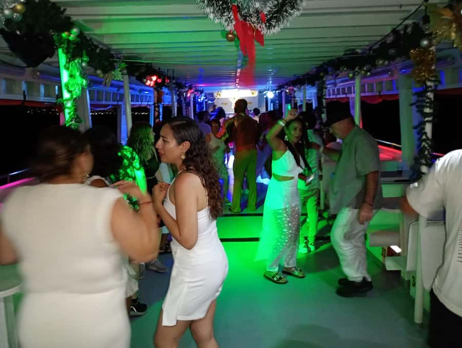 Cartagena: White Night Boat Tour with Dinner and Open Bar - How the three-hour schedule feels