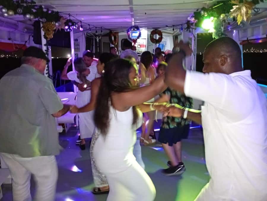Cartagena: White Night Boat Tour with Dinner and Open Bar - Who will enjoy this cruise most?