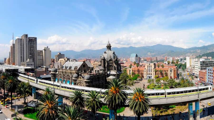 City Tour: Graffiti Tour Comuna 13 + Downtown Medellín - Key points at a glance