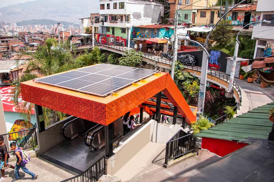 City Tour: Graffiti Tour Comuna 13 + Downtown Medellín - Why this four-hour route works