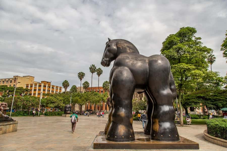 City Tour: Graffiti Tour Comuna 13 + Downtown Medellín - Thirty minutes with Botero in Plaza Botero
