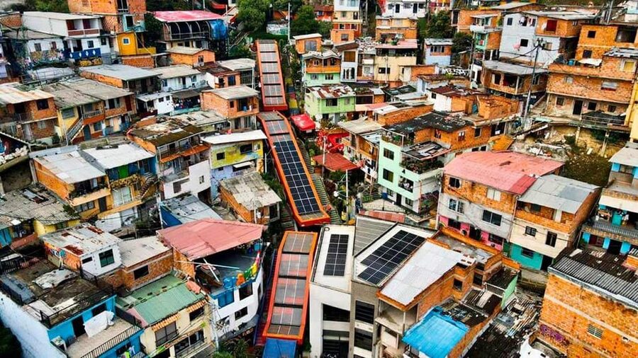 City Tour: Graffiti Tour Comuna 13 + Downtown Medellín - Safety, guidance, and the private-group advantage