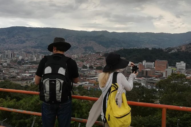Combo Guatape and Medellin Sightseeing Tours - Visiting the replica of old Peñol