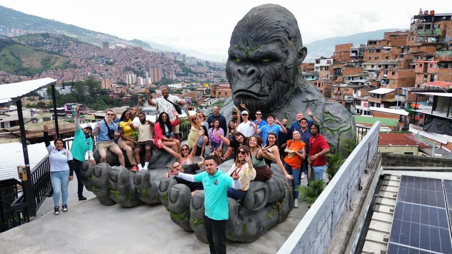 Complete Tour in Comuna 13: Graffiti, History and Street Delights - Why Comuna 13 makes such a strong introduction to Medellín