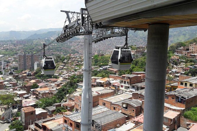 Comuna 13 + Cable Car + Colombian Fruits Tasting: Private Tour - Riding above Medellín on the cable car