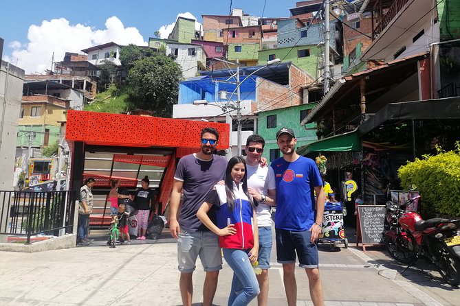 Comuna 13: Esmeralda más cata de café y cerveza tour Inolvidable - Meeting in Veinte de Julio