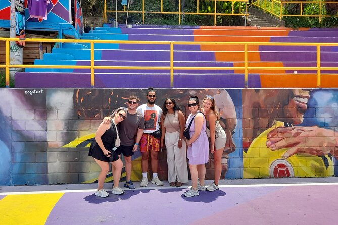 Comuna 13: Graffiti tour & Street Food/drink with telesferic - Your first taste of Comuna 13