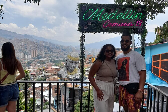 Comuna 13: Graffiti tour & Street Food/drink with telesferic - Returning through Medellín’s transport system