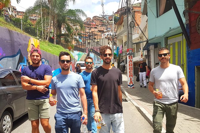 Comuna 13 Graffiti Tour with Street Food - Graffiti, memory, and the difficult history