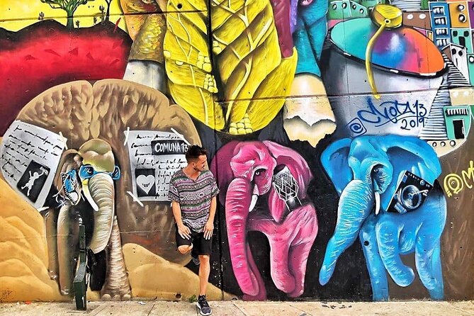 Comuna 13 Graffiti Tour with Street Food - The family-home stop and mango ice cream