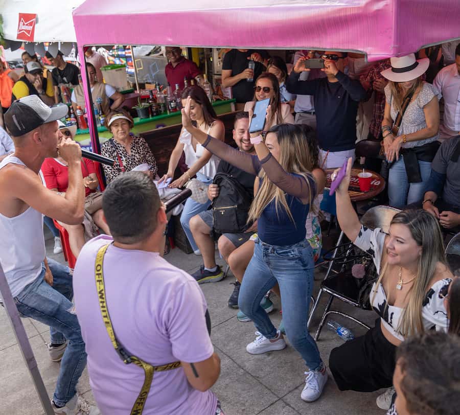 Comuna 13: Graffiti Tour with Tasting, Live Show, & Gallery - Live singing and dance performances