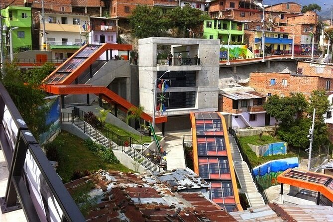 Comuna 13 Graffitour knows the urban art district of Medellín - Key points to know before booking