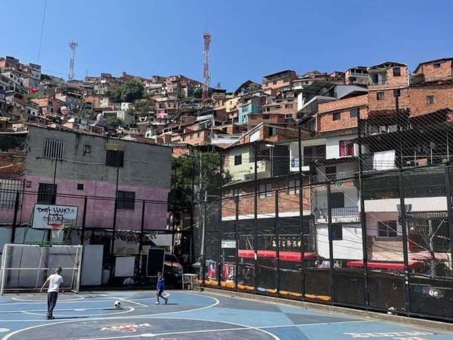 Comuna 13: Recorrido de Arte Urbano, Cultura y Resiliencia - Why Comuna 13 makes such a strong first impression