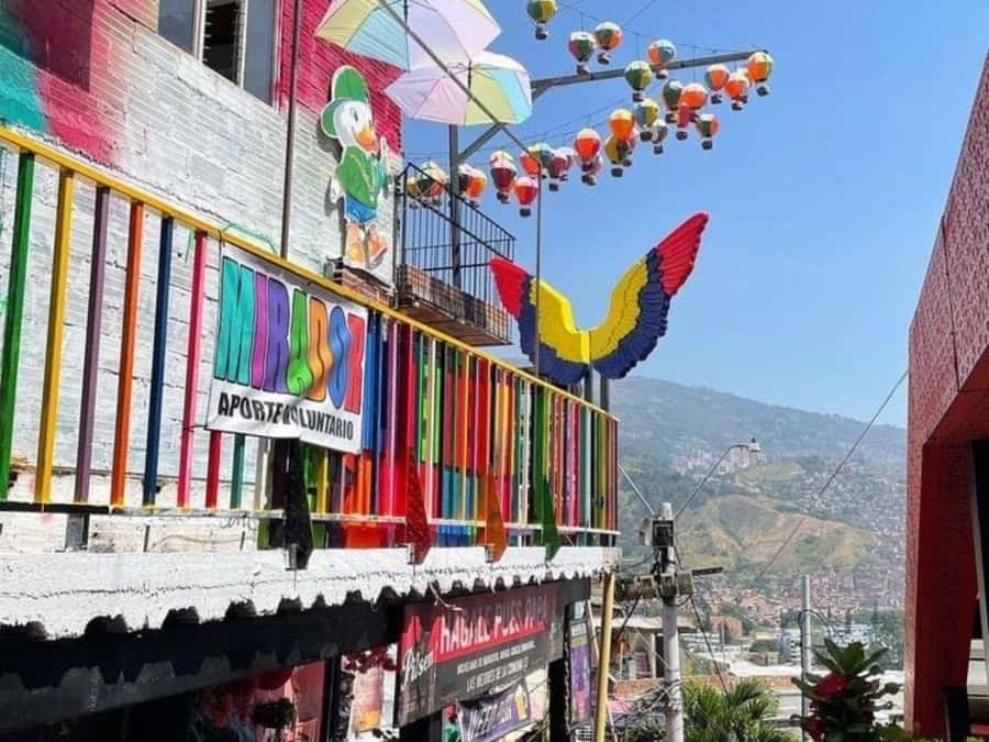 Comuna 13: Recorrido de Arte Urbano, Cultura y Resiliencia - Following the graffiti route through Comuna 13