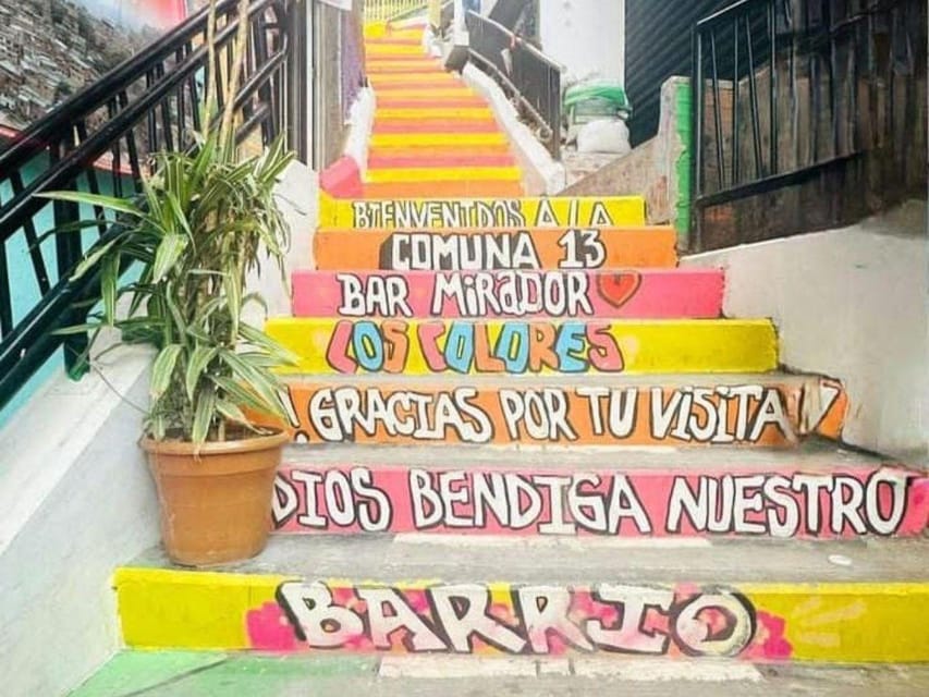 Comuna 13: Recorrido de Arte Urbano, Cultura y Resiliencia - Escalators, viaducts, and views from the hillside