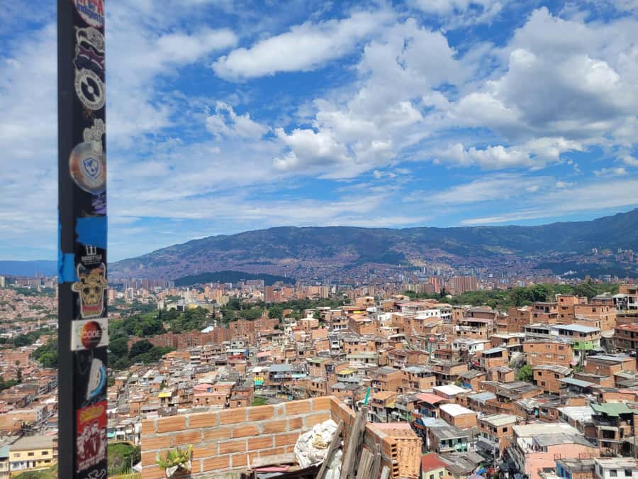 Comuna 13: Walking with local artist and learn part of Medellin's history - Who should book this Comuna 13 experience?