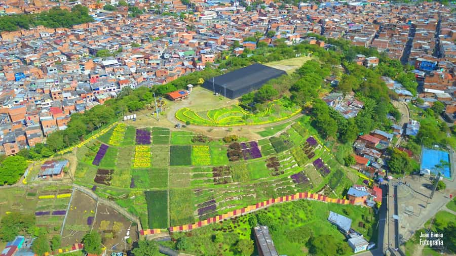 Comuna 4 - Moravia Tour - The opening walk and Moravia’s first story