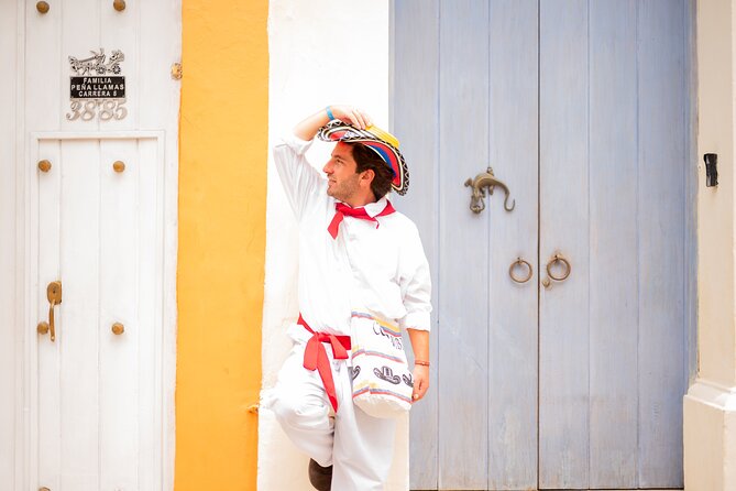 Cultural Photo Experience in Cartagena with Traditional Attire - A private photoshoot for up to four people