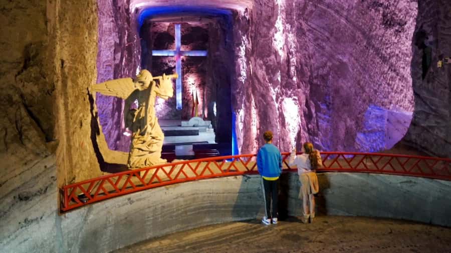 Discover Bogota-city tour and the Salt Cathedral in one day - The private format and the role of the guide