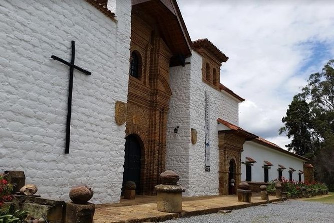 Discover Villa de Leyva, a colonial and historic town and enjoy the vineyard. - Villa de Leyva and its giant Plaza Mayor