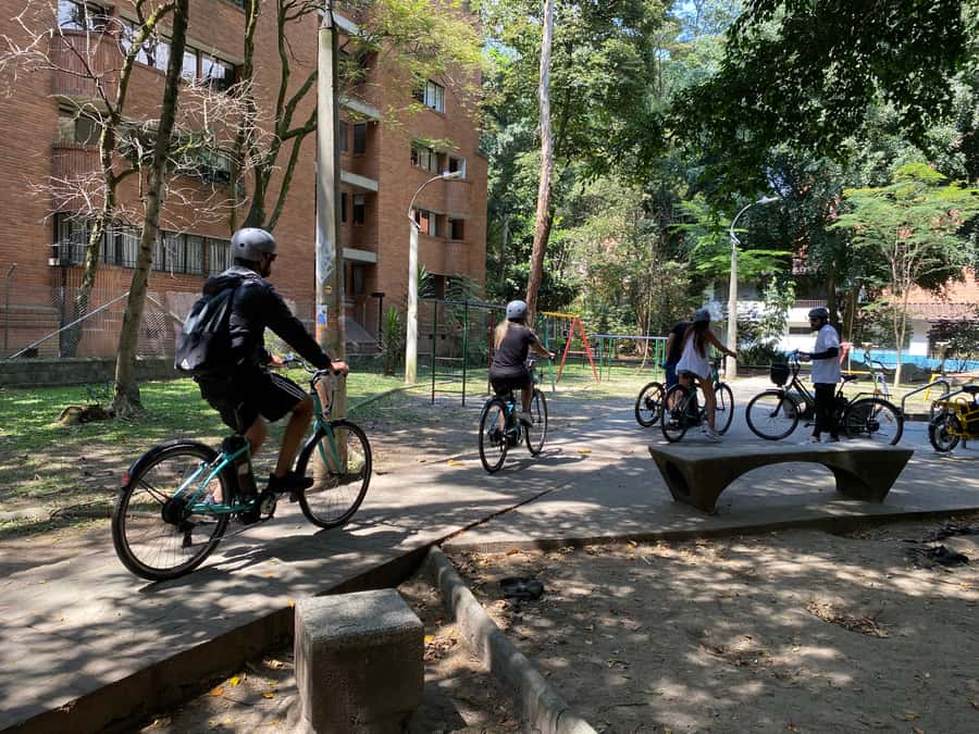 E-Bike City Tour Medellin with Local beer and Snacks - Guides, language, and group experience
