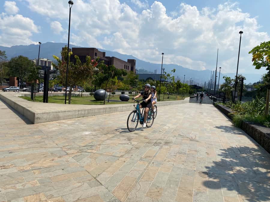 E-Bike City Tour Medellin with Local beer and Snacks - La Alpujarra and the city’s public story