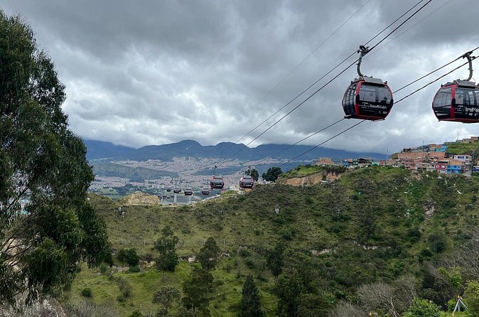 El Paraíso Favela and Cable Car Bogotá Tour - Local snacks and community businesses