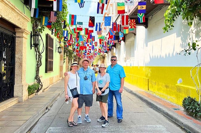 Emerald Experience Private Tour in Cartagena - A private ride with a human guide