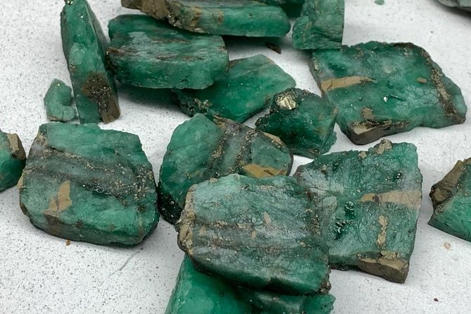 Emerald Museum & Jewelry Workshop: Behind the Scenes Tour - Language and guide quality