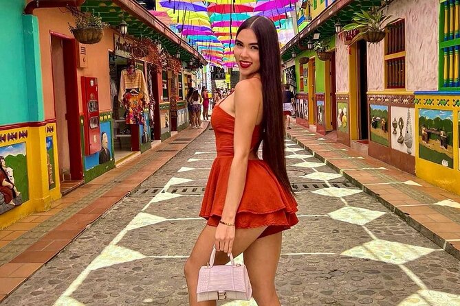Excursion to Guatapé by chiva, lunch and Pablo Escobar's hacienda - A typical Paisa lunch before the climb